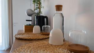 une bouteille de vin posée sur une table avec des verres dans l'établissement White Noise Como, à Côme