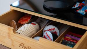 un tiroir en bois avec des objets triés à l'intérieur dans l'établissement White Noise Como, à Côme