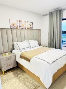 Un dormitorio con una cama grande y una ventana. en Elusive Haven, en Nelspruit