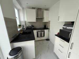 Kuchyň nebo kuchyňský kout v ubytování Bright Modern Mill Hill Home Free Parking and Garden