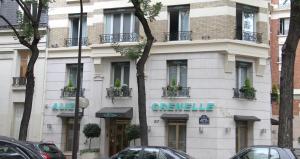 un edificio blanco con un cartel. en Alizé Grenelle Tour Eiffel, en París