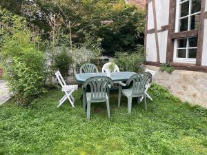 a table and chairs in the yard of a house at Cottage A day in Strasbourg in Strasbourg