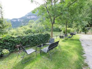 un grupo de sillas sentadas en el césped en Apartamentos Fogaron, en Saravillo