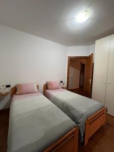 エードロにあるDa Zia Meryの部屋に並んで置かれた2つのベッド