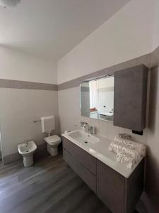 エードロにあるDa Zia Meryのトイレ、浴槽、洗面台を備えたバスルーム