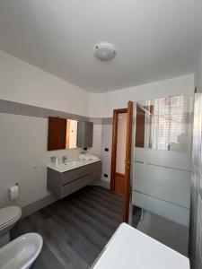 エードロにあるDa Zia Meryの洗面台、トイレ、鏡のあるバスルーム