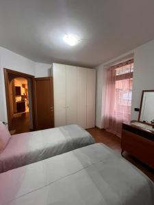 エードロにあるDa Zia Meryのベッドルーム1室(ベッド2台、ドレッサー、鏡付)