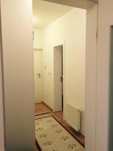 pusty korytarz z drzwiami i dywanem w obiekcie Apartment Babindo w mieście Bjelašnica