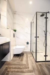 Koupelna v ubytování Caesarea :In the front of the sea