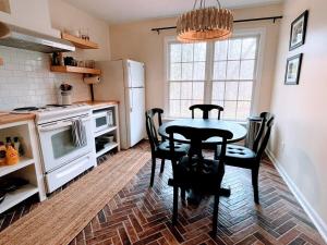 Kuchyň nebo kuchyňský kout v ubytování Little House in the Woods