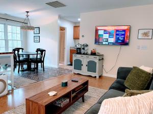 TV a/nebo společenská místnost v ubytování Little House in the Woods
