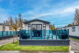 Το κτήριο όπου στεγάζεται  το κάμπινγκ