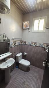 Koupelna v ubytování Malfa SERVICED APARTMENTS + 13 fotografií