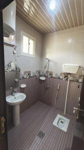 Koupelna v ubytování Malfa SERVICED APARTMENTS