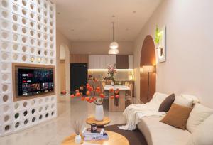 TV a/nebo společenská místnost v ubytování N&N Modern House-3BRs-Mini Golf-Bida-5mins walk to My Khe Beach