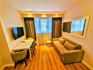 Un televizor și/sau centru de divertisment la Billionare by Alliance Palace