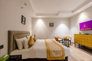 Una cama o camas en una habitación de Okas Grand Luxury Collection Hotel Near Crowne Plaza New Delhi Okhla By IHG 104 fotos más