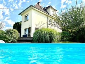 a house with a swimming pool in front of it at Villa piscine privée 8-10 pers Strasbourg 10 min in Mundolsheim
