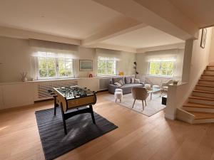 a large living room with a game table in the middle at Villa piscine privée 8-10 pers Strasbourg 10 min in Mundolsheim