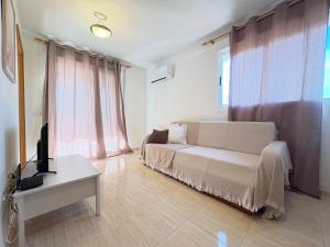 Una cama o camas en una habitación de ACV - Costa Marina II -1ª línea planta 5 sur