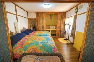 a bedroom with a large bed in a room at Noa ペットOKの一軒家貸切 in Shiraoi