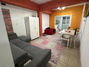 un soggiorno con un divano e un tavolo di Smart Stay a Craiova