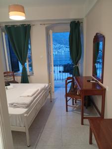 Postel nebo postele na pokoji v ubytování Archontiko Hotel