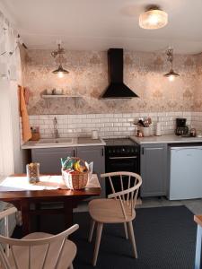 Kuchyň nebo kuchyňský kout v ubytování Bogärdan, cozy cabin by the Luleå River + 16 fotografií