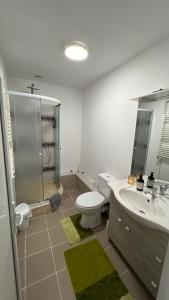 un bagno con wc, lavandino e doccia di Smart Stay a Craiova