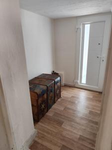 an empty room with a room with a trunk at Jennys Vintage Studio - Motorcycle Friendly in Drama