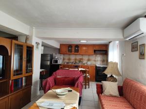 a living room with a couch and a table at Jennys Vintage Studio - Motorcycle Friendly in Drama