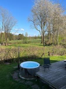 Κήπος έξω από το House with Outdoor Jacuzzi +9 φωτογραφίες