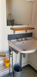 Un baño con un lavabo blanco y un espejo. en Maison de charme avec Terrasse vue sur mer, en Rogliano 22 fotos más