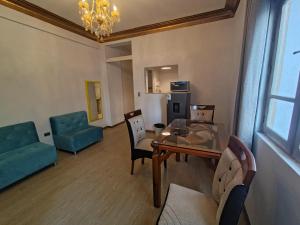 a living room with a dining room table and chairs at Centro Historico Lima - Apartamento in Lima