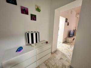 eine weiße Kommode in einem Zimmer mit Badezimmer in der Unterkunft Adua Luxury Apartment in Città Nuova