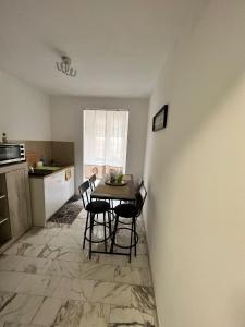 eine Küche mit Tisch und Stühlen in einem Zimmer in der Unterkunft Adua Luxury Apartment in Città Nuova + 7 Fotos