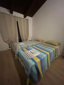 2 letti in una stanza con coperta a righe di Valentinas retreat a San Dorligo della Valle