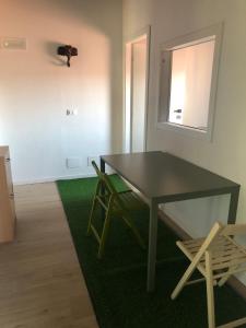 una sala da pranzo con un tavolo e due sedie di Valentinas retreat a San Dorligo della Valle Altre 13 foto