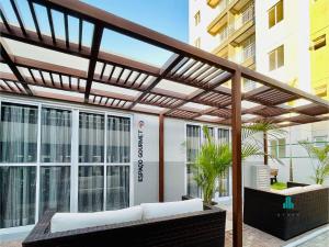 eine Terrasse mit einer hölzernen Pergola und Stühlen in der Unterkunft MyPlace Benfica By Holiday Stays in Fortaleza