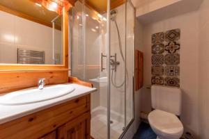 Et badeværelse på Lesetoilesdelaplagne Chalet 16 + 5 billeder