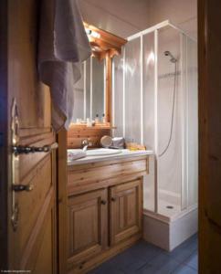 Et badeværelse på Lesetoilesdelaplagne Chalet 16