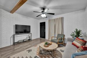 Una sala de estar con un sofá y un ventilador de techo. en Tranquil Retreat in Stillwater - Free Parking & Reliable WiFi, en Stillwater