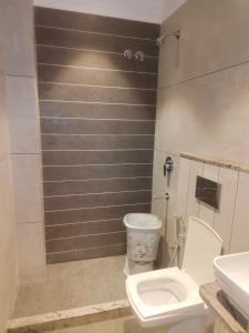 ein Badezimmer mit Toilette und Waschbecken in der Unterkunft Family Rooms Only By Provide The URO Group - Main Bazar Paharganj in Neu-Delhi