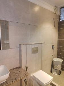ein Badezimmer mit Toilette und Waschbecken in der Unterkunft Family Rooms Only By Provide The URO Group - Main Bazar Paharganj in Neu-Delhi