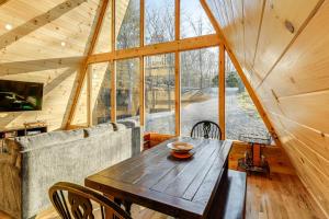 Posezení v ubytování Steps to State Park! A-Frame Cabin in Piney Creek