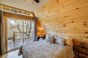 Postel nebo postele na pokoji v ubytování Steps to State Park! A-Frame Cabin in Piney Creek