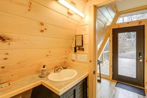 Koupelna v ubytování Steps to State Park! A-Frame Cabin in Piney Creek + 32 fotografií
