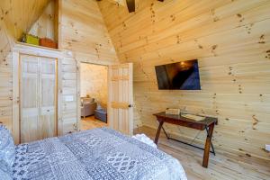 TV a/nebo společenská místnost v ubytování Steps to State Park! A-Frame Cabin in Piney Creek
