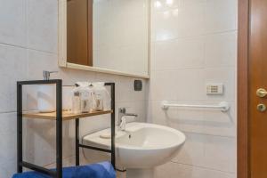 塞雷尼奥La Villa Strangiato的浴室里有洗手池和镜子 更多46张照片