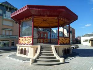 een constructie met trappen voor een gebouw bij en baie de somme in Cayeux-sur-Mer